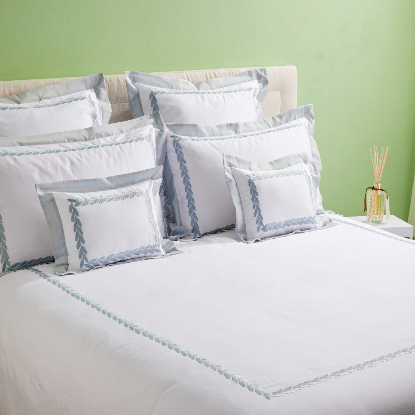 Duvet cover set in 300TC cotton percale with satin flounce and cotton embroidery - Botero