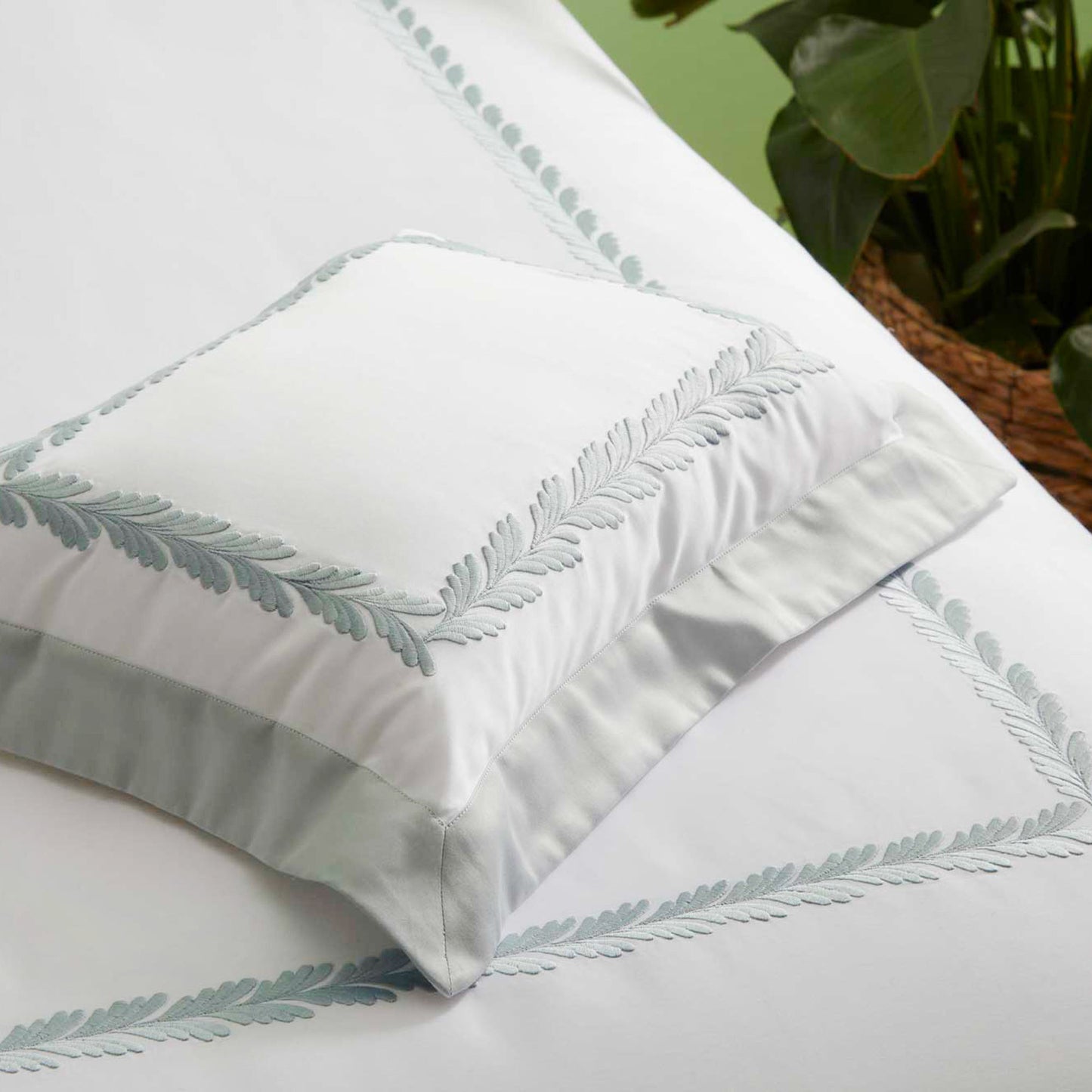 Duvet cover set in 300TC cotton percale with satin flounce and cotton embroidery - Botero