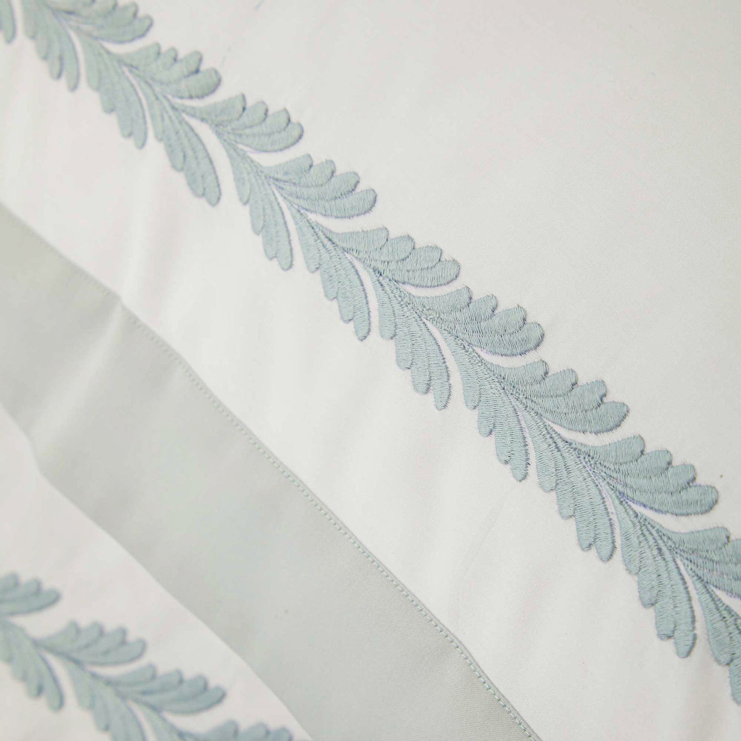 Duvet cover set in 300TC cotton percale with satin flounce and cotton embroidery - Botero