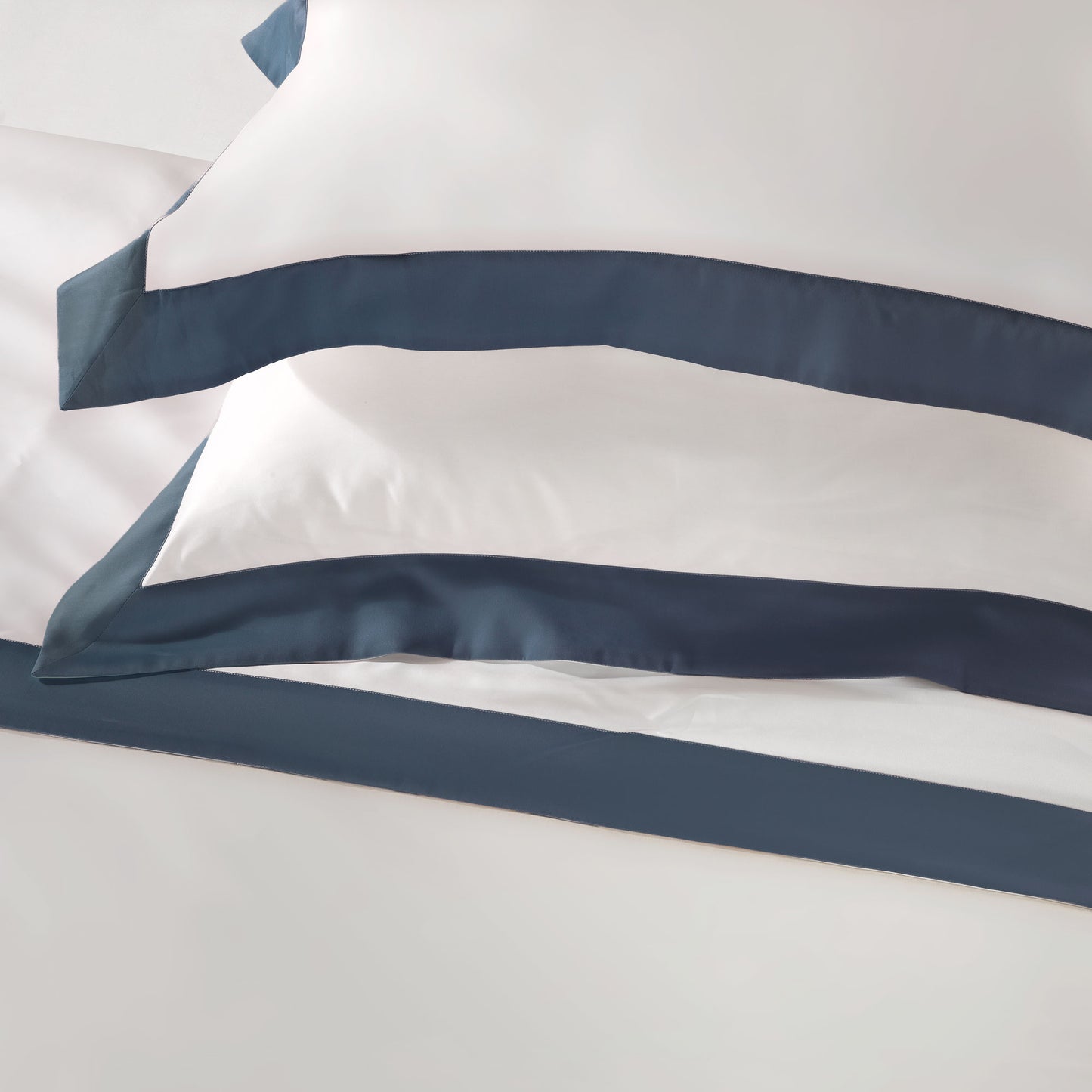 Sheet Set in 600TC Cotton Satin with Colored Border - Della Scala