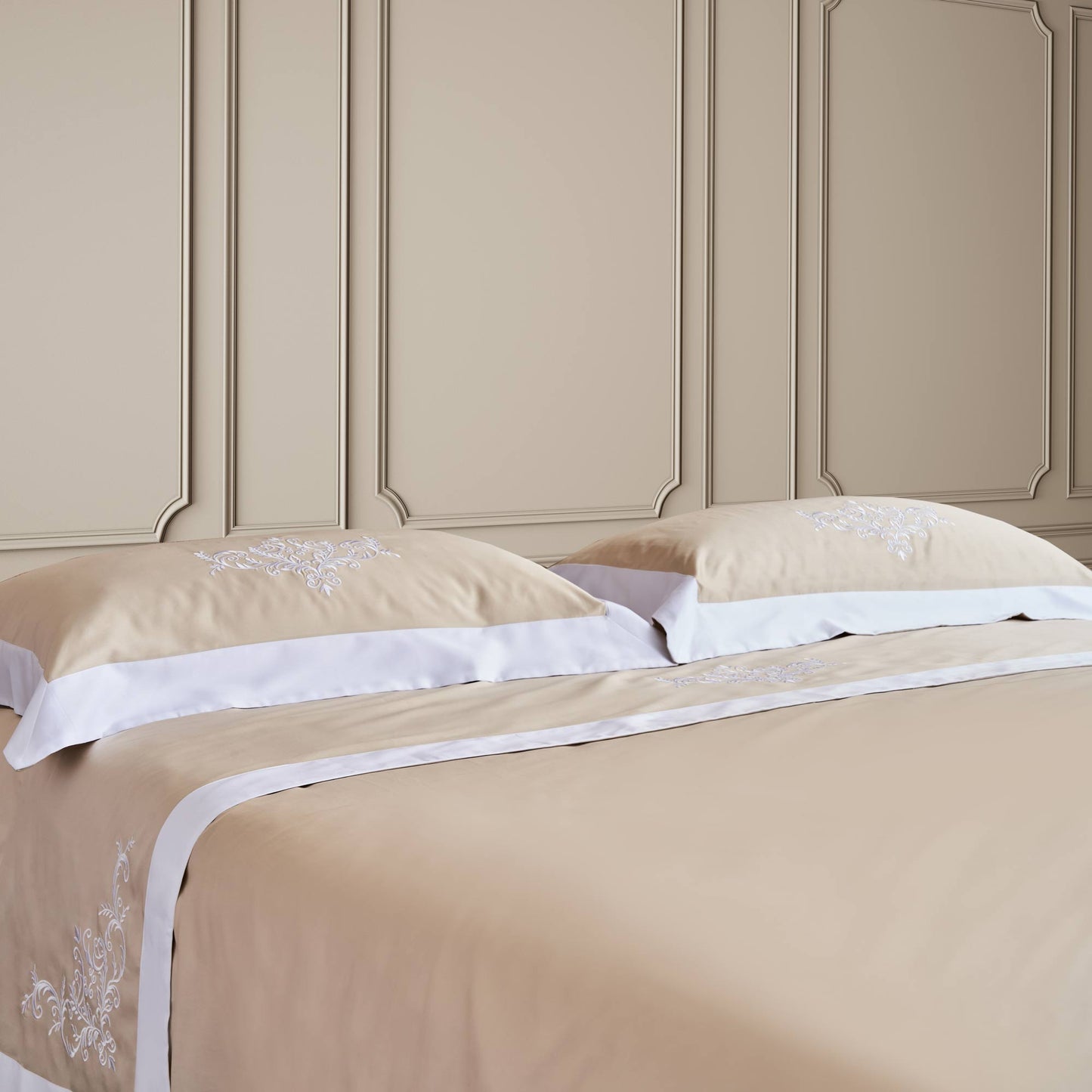 Sheet Set in 300TC Cotton Satin with Embroidered Arabesque - Serenissima