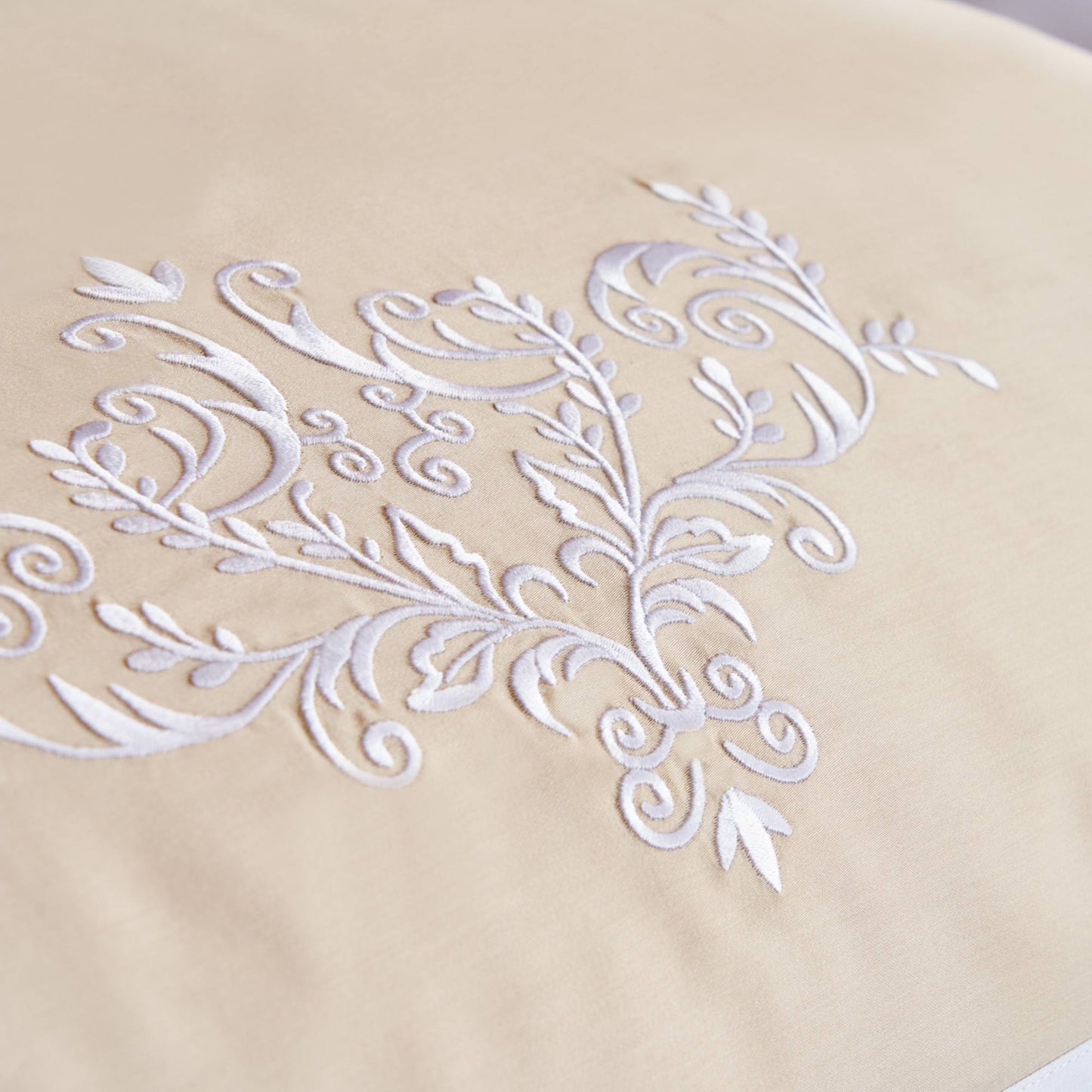 Sheet Set in 300TC Cotton Satin with Embroidered Arabesque - Serenissima