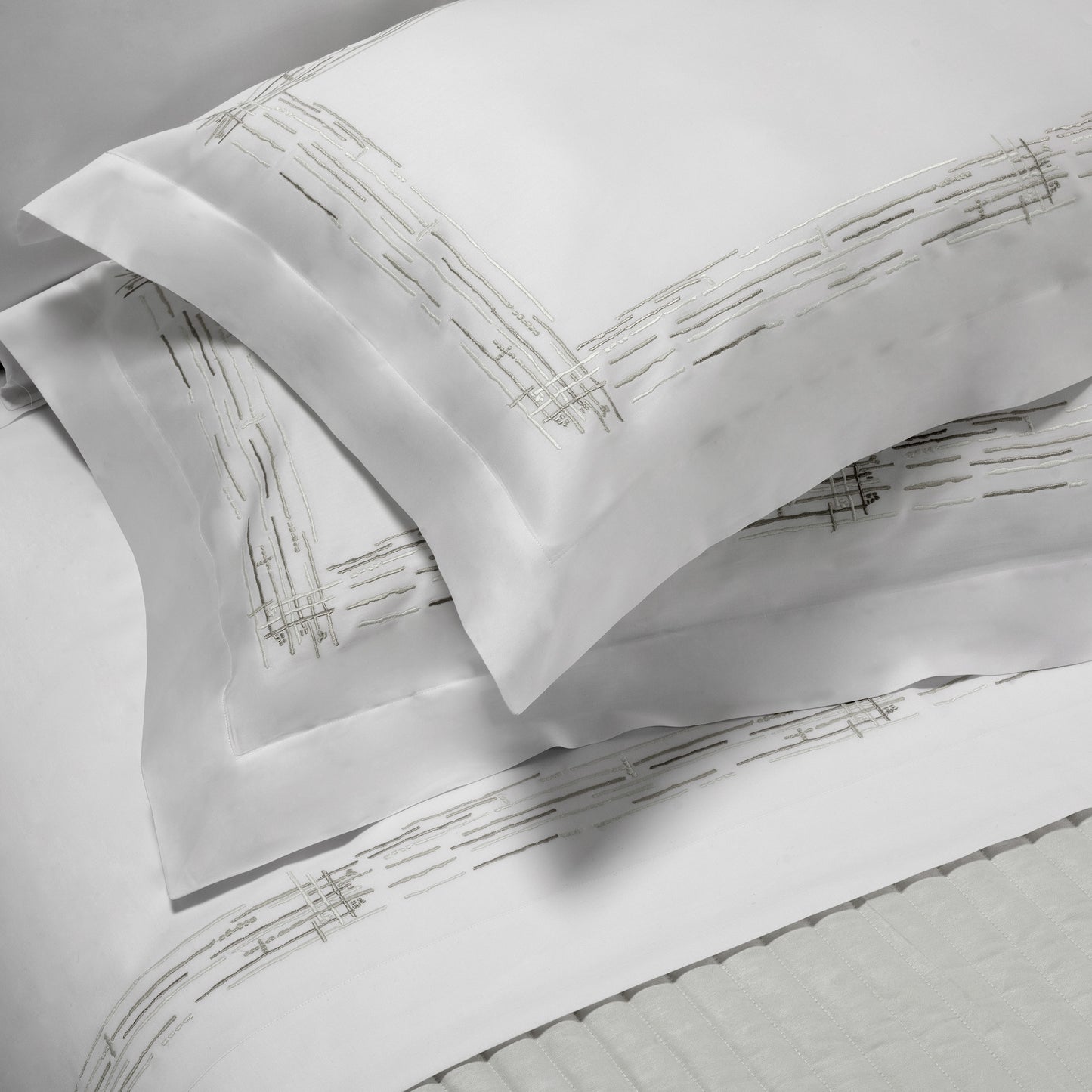 Embroidered Sheet Set in 300TC Cotton Satin - Graffiti