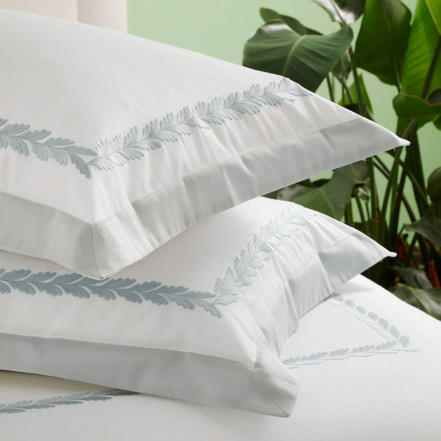 Duvet cover set in 300TC cotton percale with satin flounce and cotton embroidery - Botero
