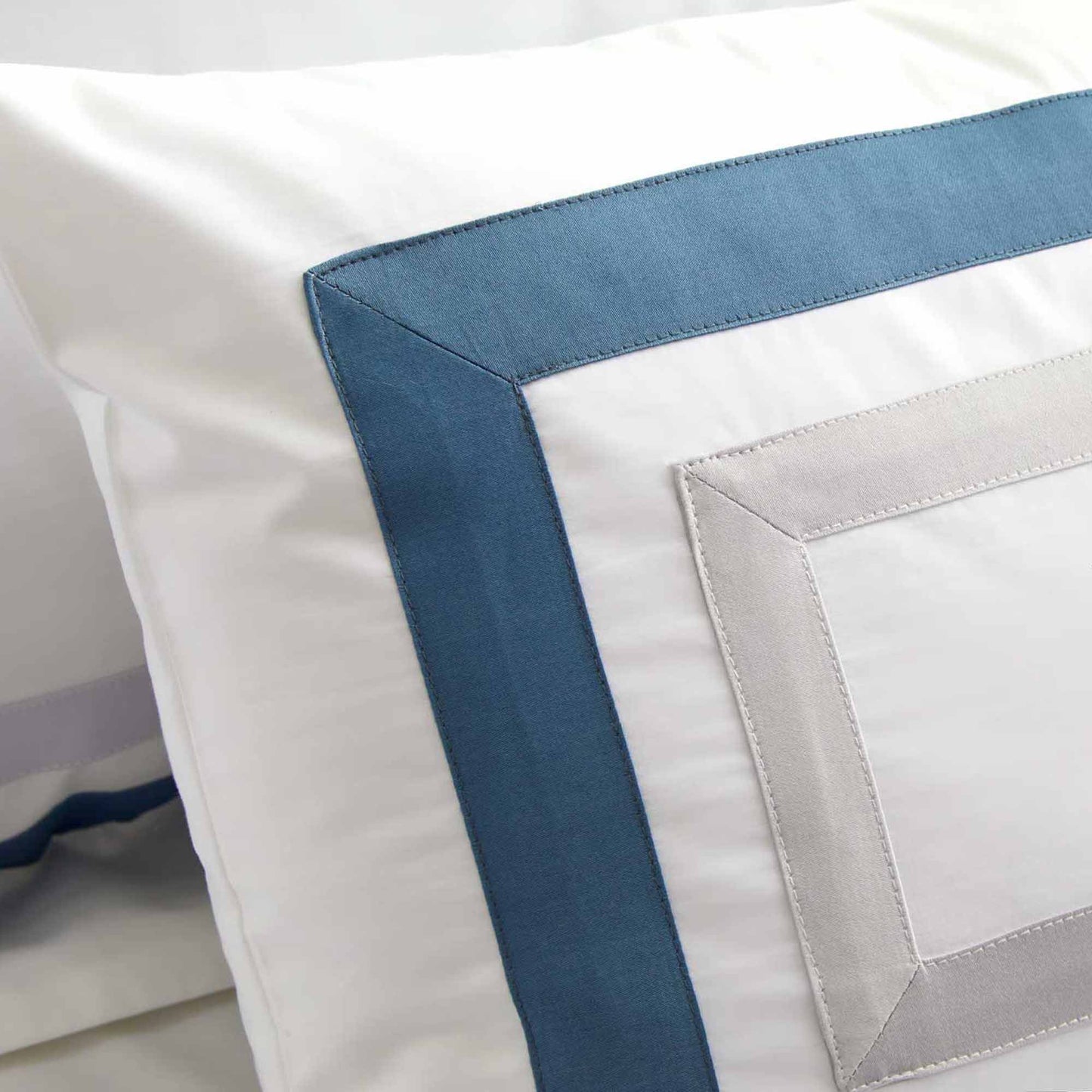 Duvet cover set in 400TC cotton percale with contrasting satin applications - Pure