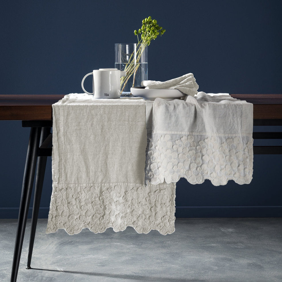 Tovaglia in puro lino Stonewashed con balza Ricamata - Primula